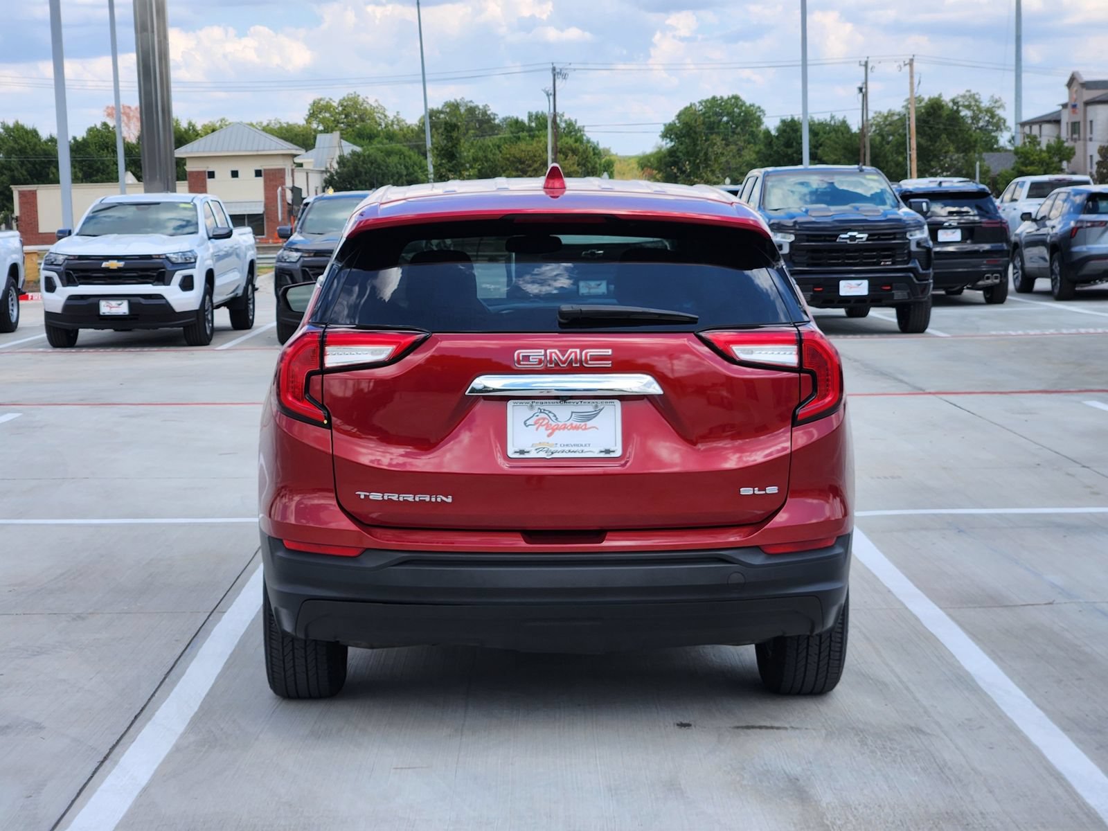 Used 2024 GMC Terrain SLE AWD/4WD image 8