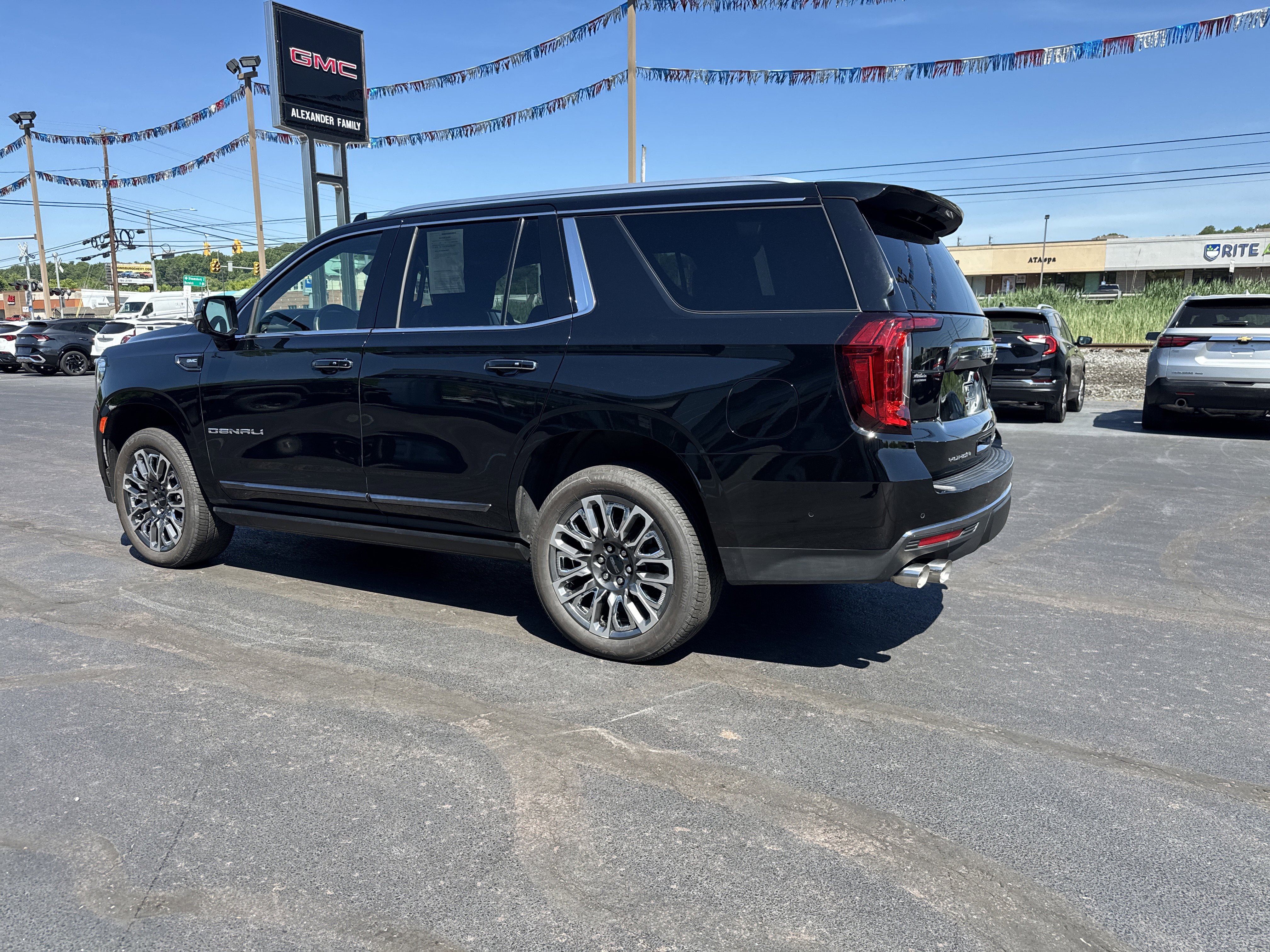Used 2023 GMC Yukon Denali Ultimate AWD/4WD image 9