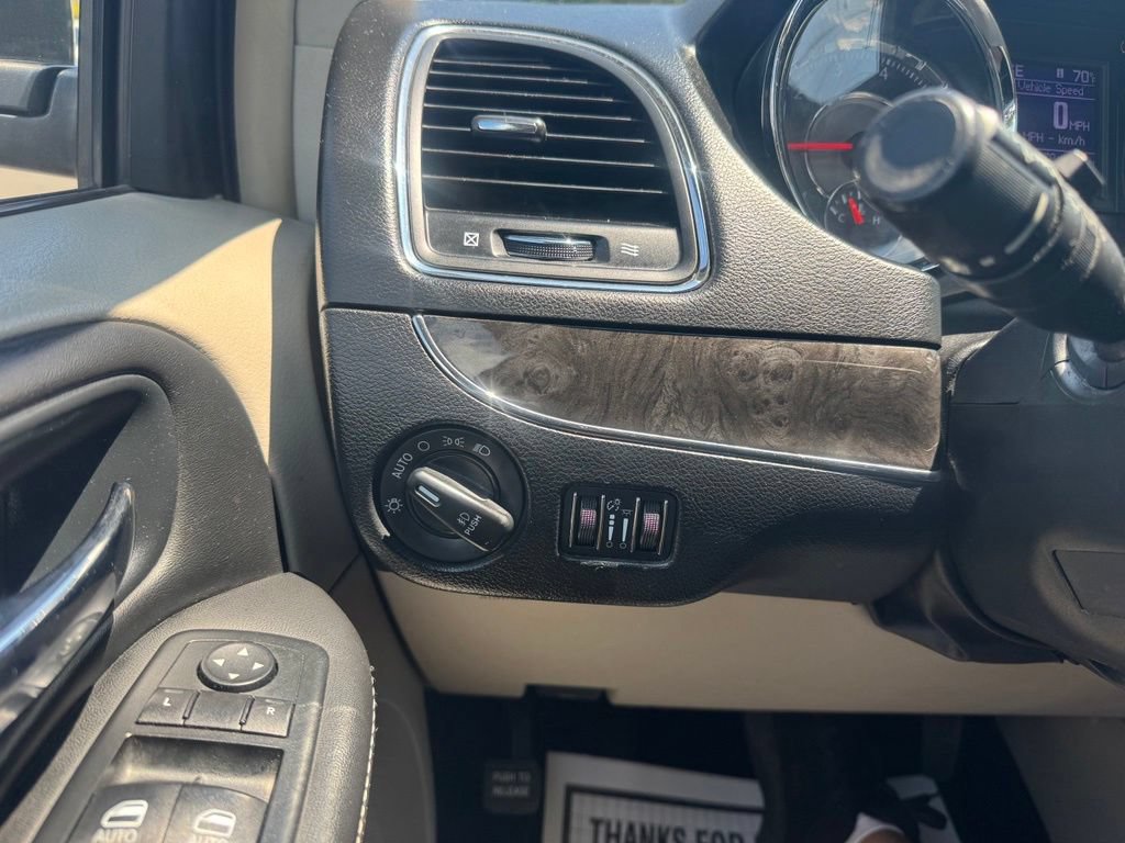 Used 2014 Chrysler Town & Country Touring FWD image 34