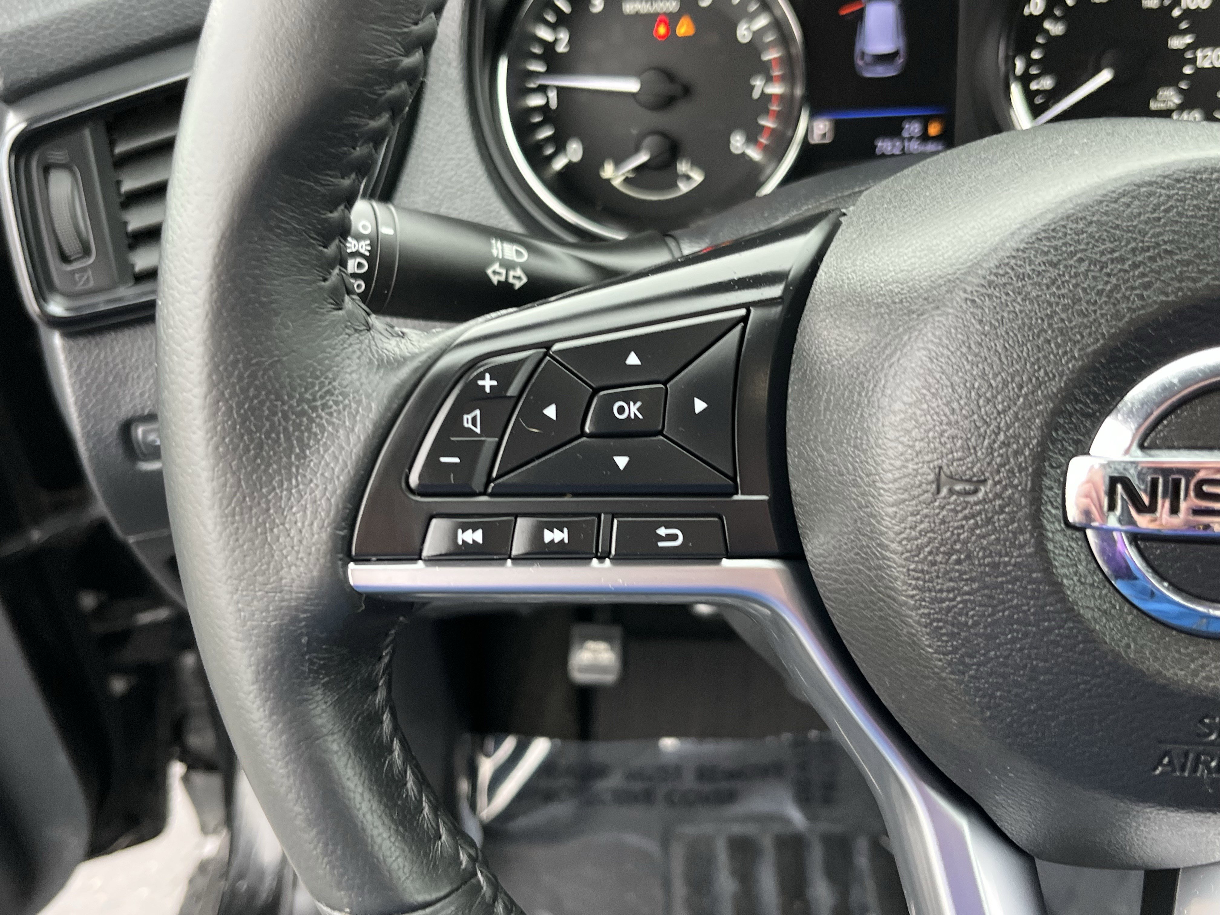 Used 2018 Nissan Rogue SV image 18