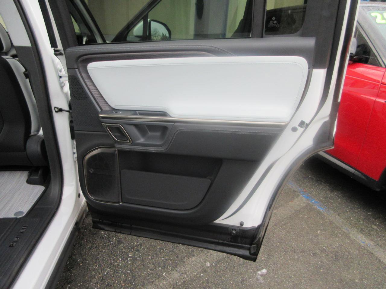 Used 2023 Rivian R1S Launch Edition image 33