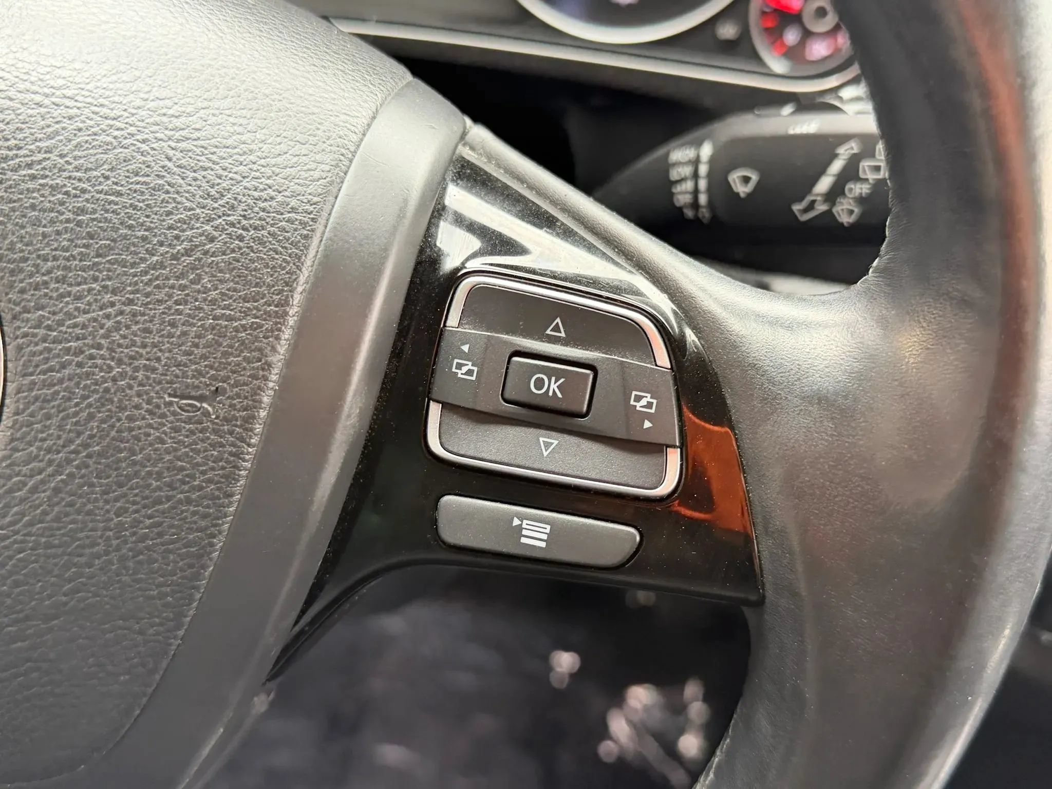 Used 2013 Volkswagen Touareg Sport AWD/4WD image 32