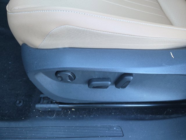 Used 2023 Volkswagen Tiguan SE w/ Panoramic Sunroof Package FWD image 16