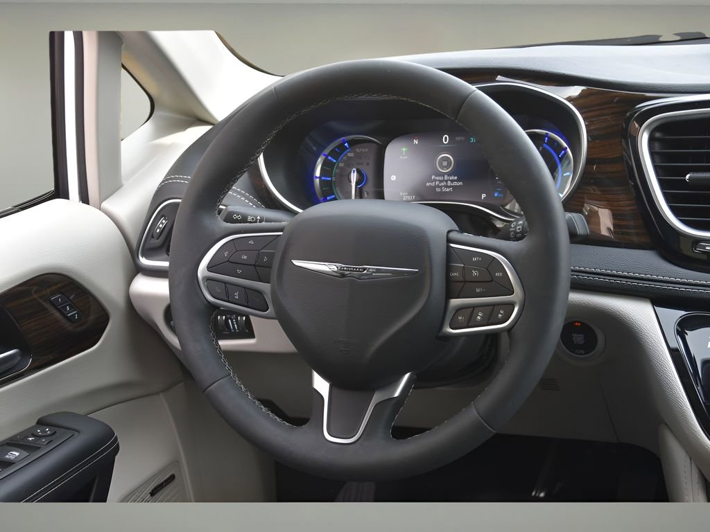 Used 2023 Chrysler Pacifica Limited w/ Uconnect Theater Family Group image 19