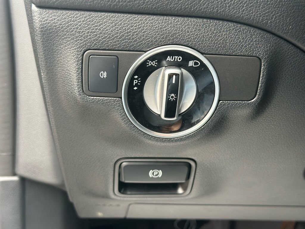 Used 2018 Mercedes-Benz CLA 250 4MATIC image 32