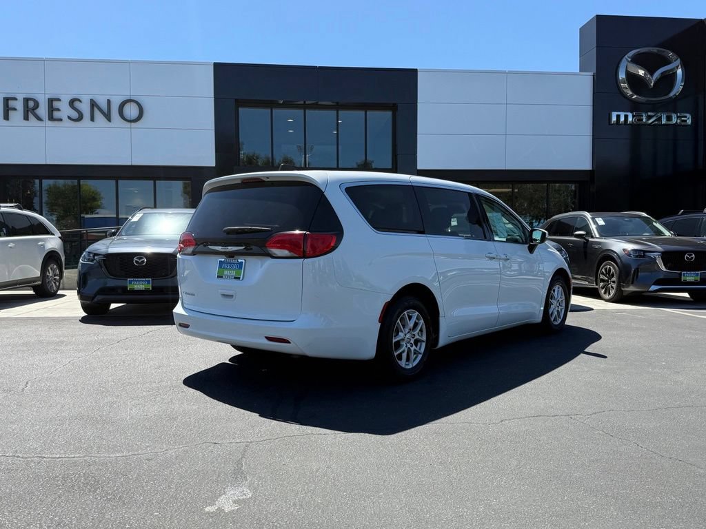 Used 2023 Chrysler Voyager LX FWD image 8