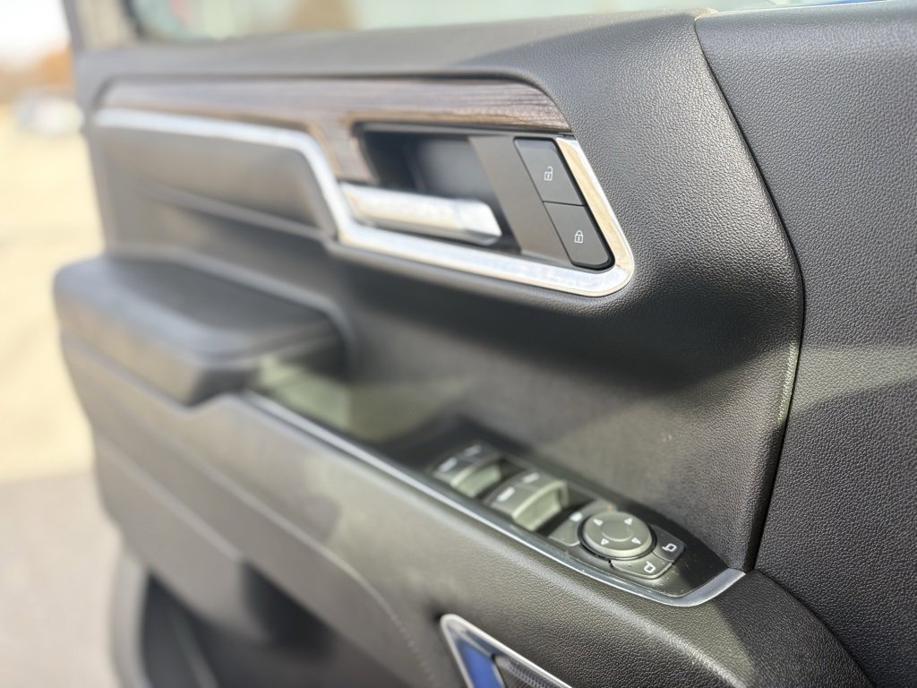 Used 2024 Chevrolet Silverado 1500 LT w/ Z71 Off-Road Package image 9