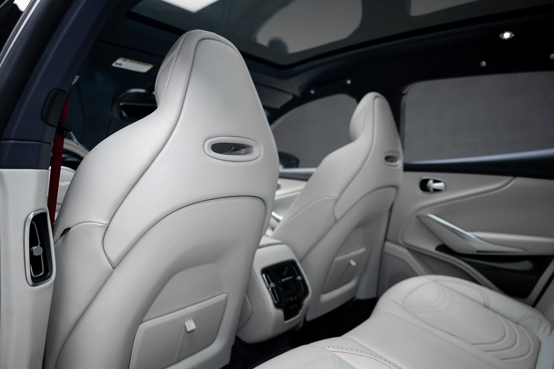 Used 2022 Aston Martin DBX image 68