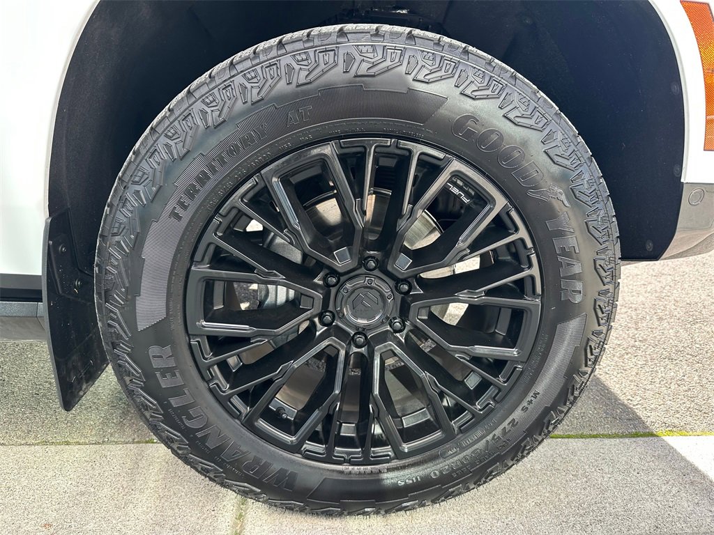 Used 2025 GMC Yukon XL AT4 Ultimate image 9