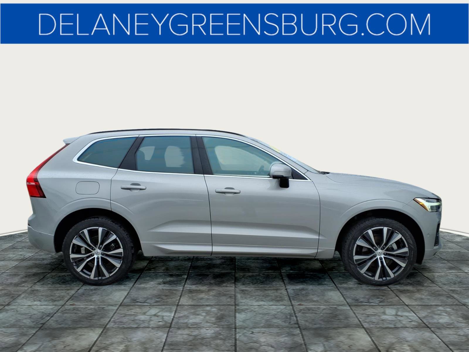 Used 2022 Volvo XC60 B5 Momentum w/ Advanced Package image 2