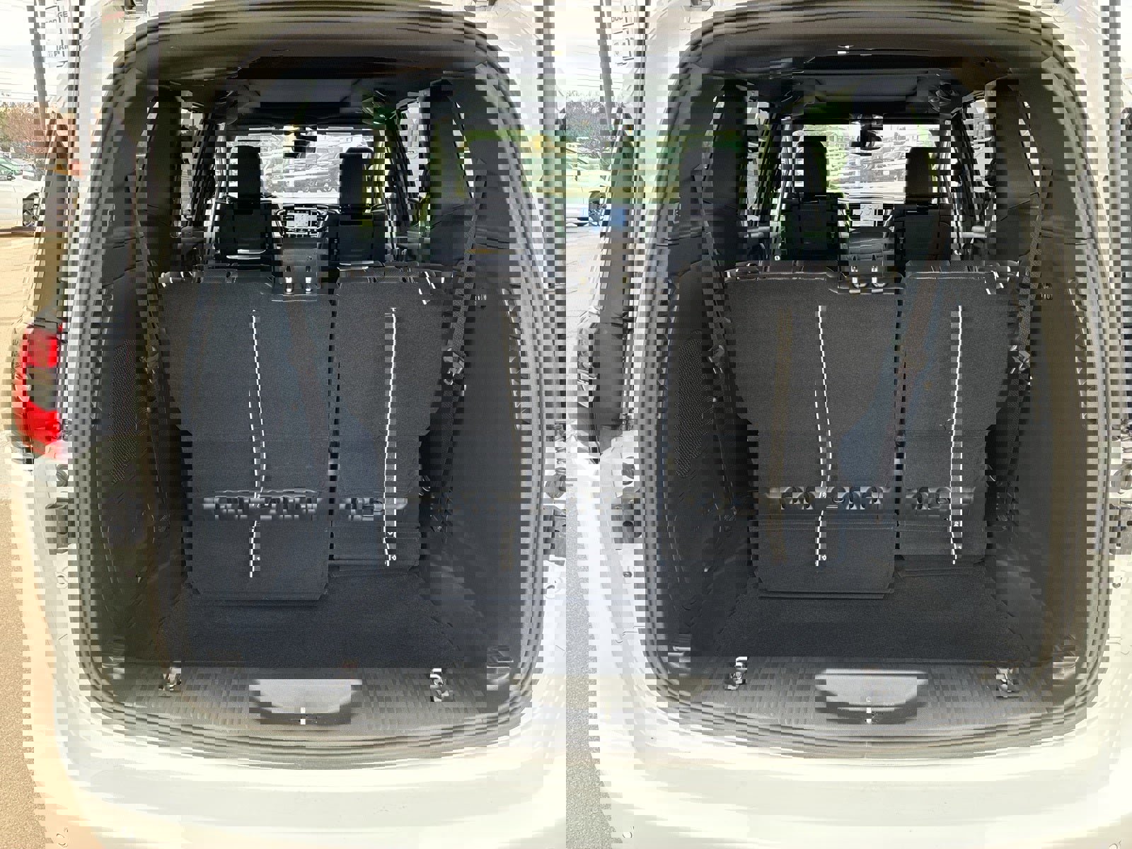 New 2026 Chrysler Pacifica Limited w/ Uconnect Theater Family Group image 5