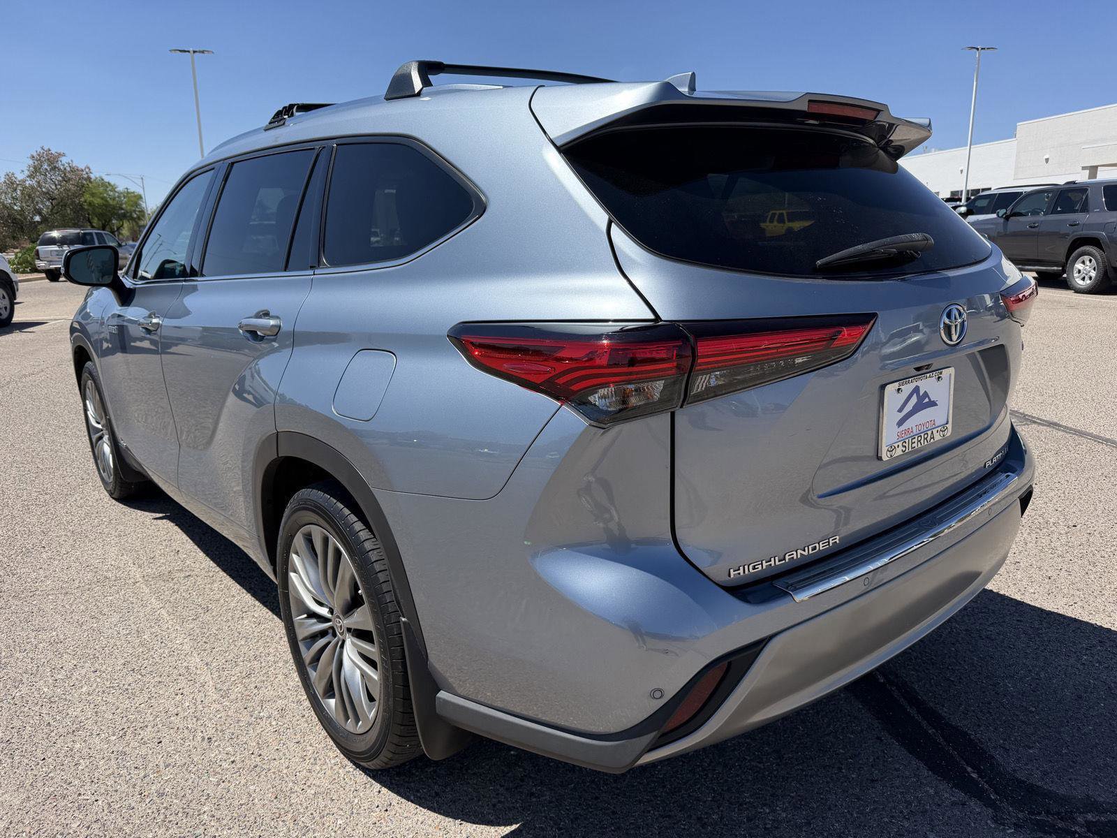 Used 2021 Toyota Highlander Platinum AWD/4WD image 3