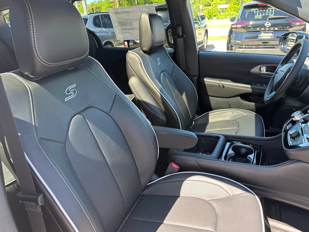 New 2027 Chrysler Pacifica Limited FWD image 15