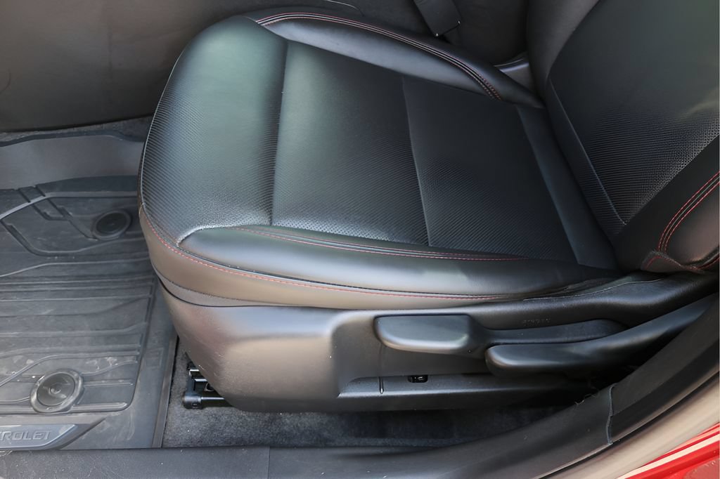 Used 2025 Chevrolet Trax RS FWD image 13