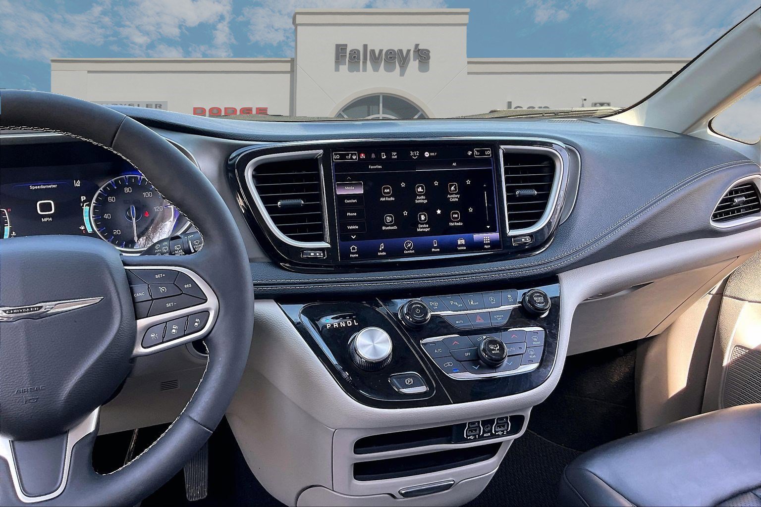 Used 2023 Chrysler Pacifica Touring-L image 6