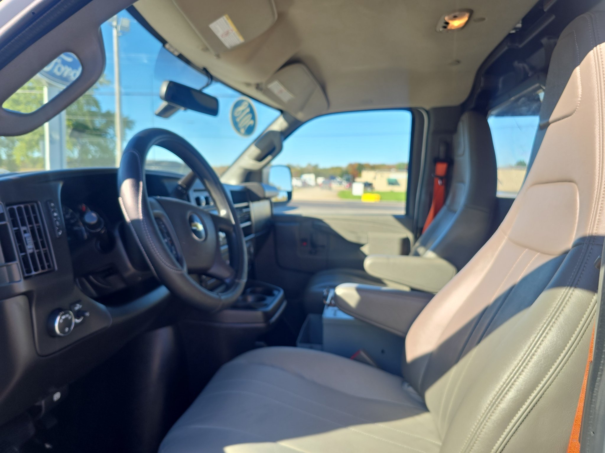 Used 2018 Chevrolet Express 2500 w/ Driver Convenience Package RWD image 7