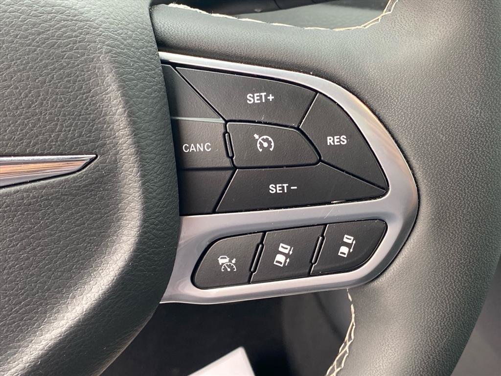 Used 2026 Chrysler Pacifica Select FWD image 16