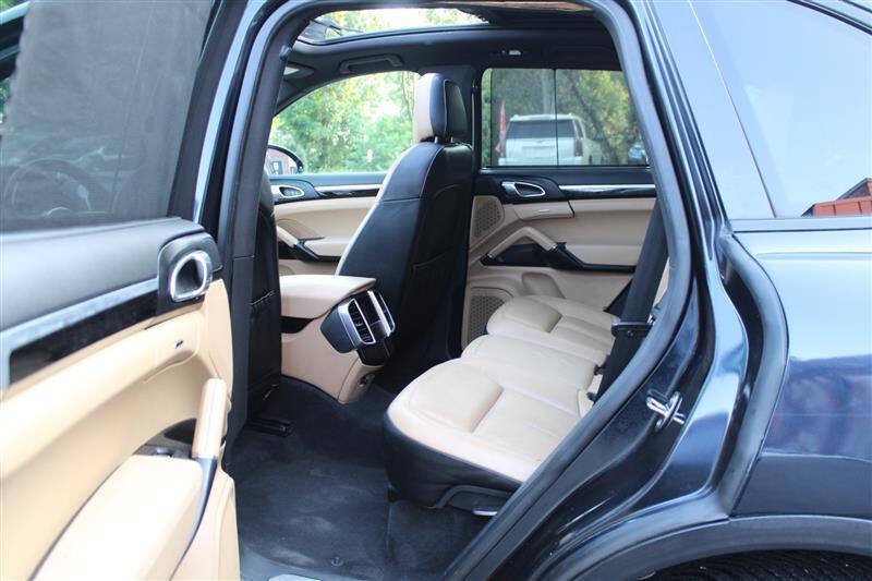 Used 2016 Porsche Cayenne w/ Premium Package AWD/4WD image 24