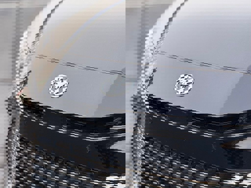 Used 2025 Toyota Camry XLE w/ Premium Plus Package image 9