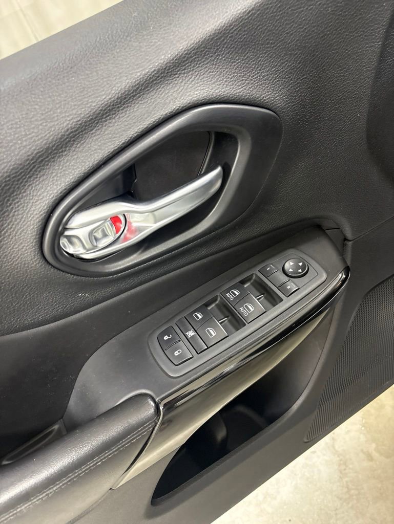 Used 2021 Jeep Cherokee Latitude Plus AWD/4WD image 17