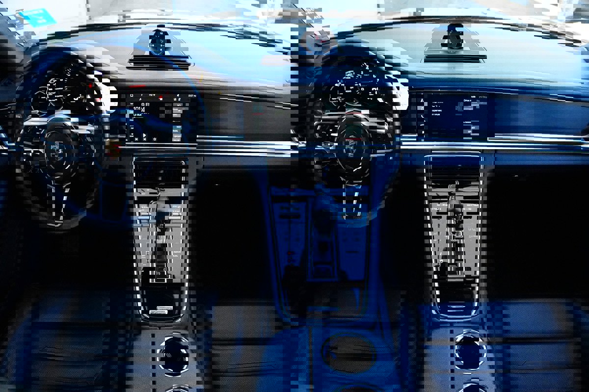 Used 2020 Porsche Panamera 4 image 22