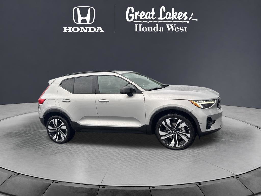 Used 2023 Volvo XC40 B5 Plus w/ Driver Assist Package AWD/4WD image 5