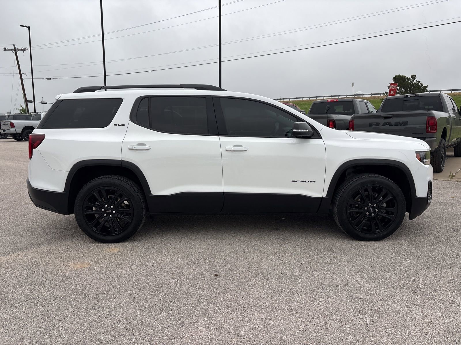 Used 2022 GMC Acadia SLE w/ Driver Convenience Package FWD image 7