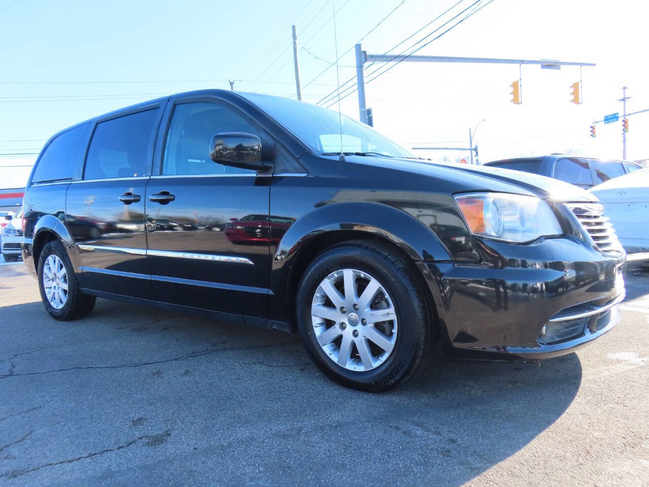 Used 2014 Chrysler Town & Country Touring FWD image 1