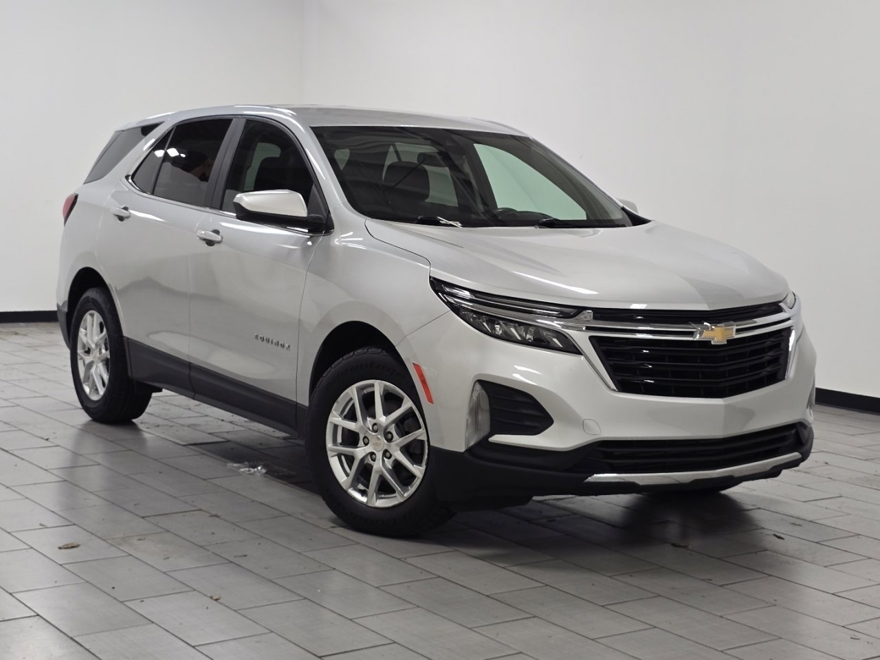 Used 2022 Chevrolet Equinox LT w/ LPO, Floor Liner Package FWD image 2