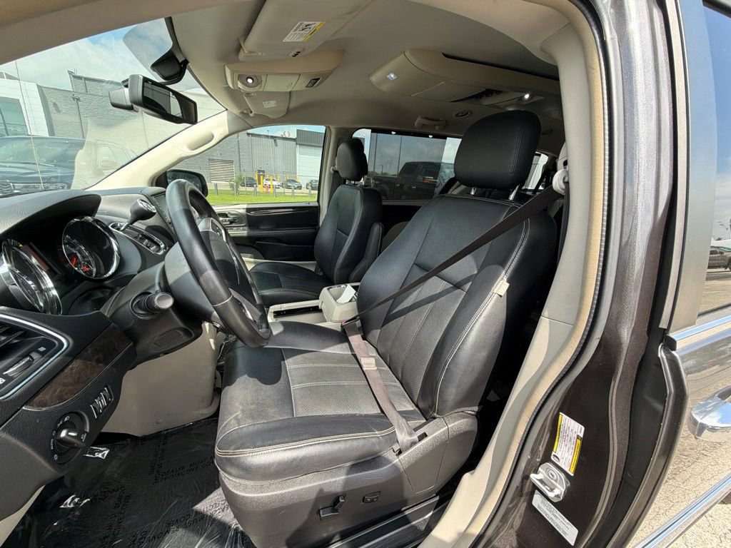 Used 2016 Chrysler Town & Country Touring-L w/ Driver Convenience Group FWD image 9