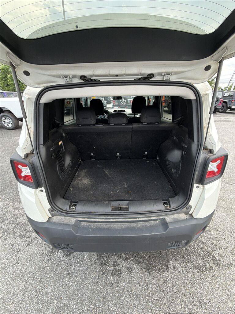 Used 2019 Jeep Renegade Latitude AWD/4WD image 9