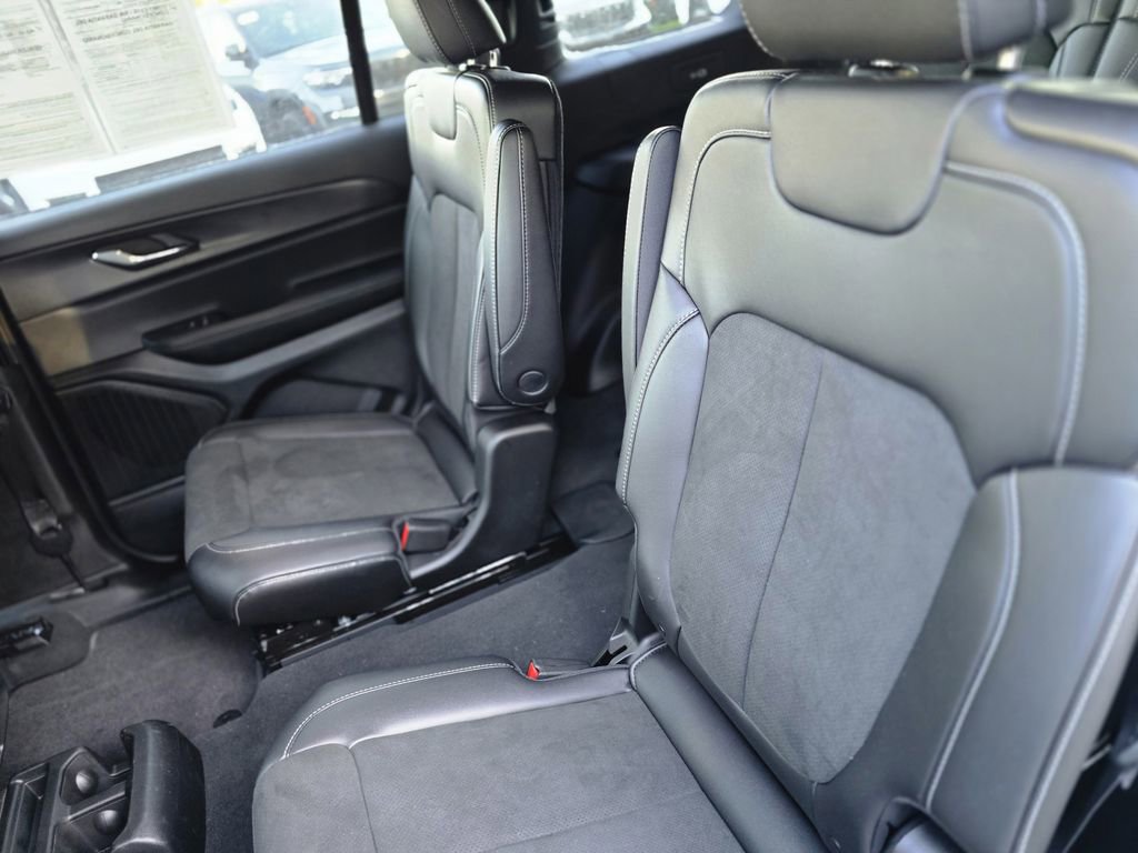 Used 2025 Jeep Grand Cherokee L Altitude image 12