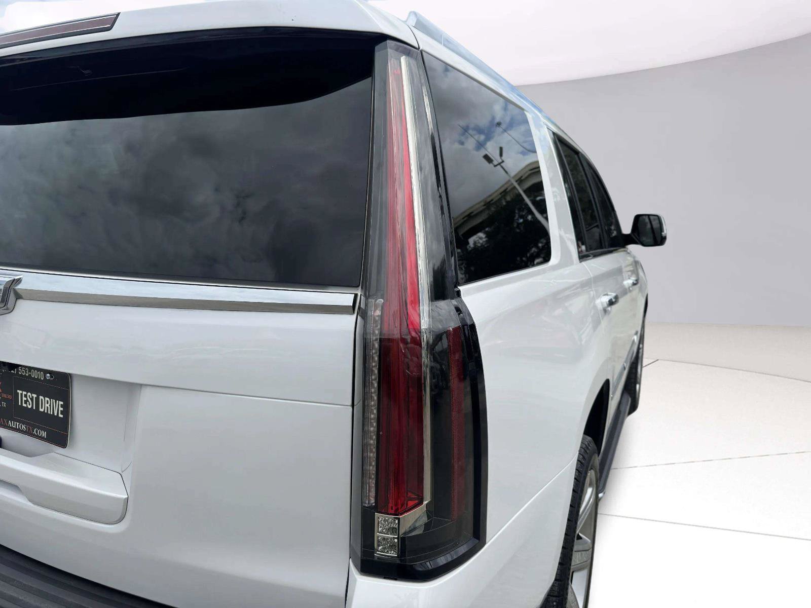 Used 2020 Cadillac Escalade Premium Luxury AWD/4WD image 16