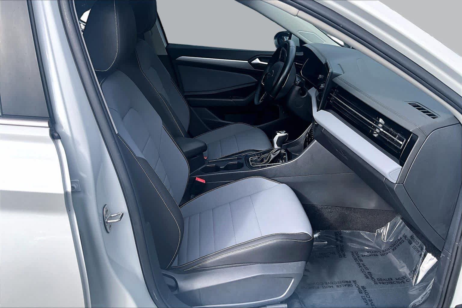 Used 2025 Volkswagen Jetta SE FWD image 7