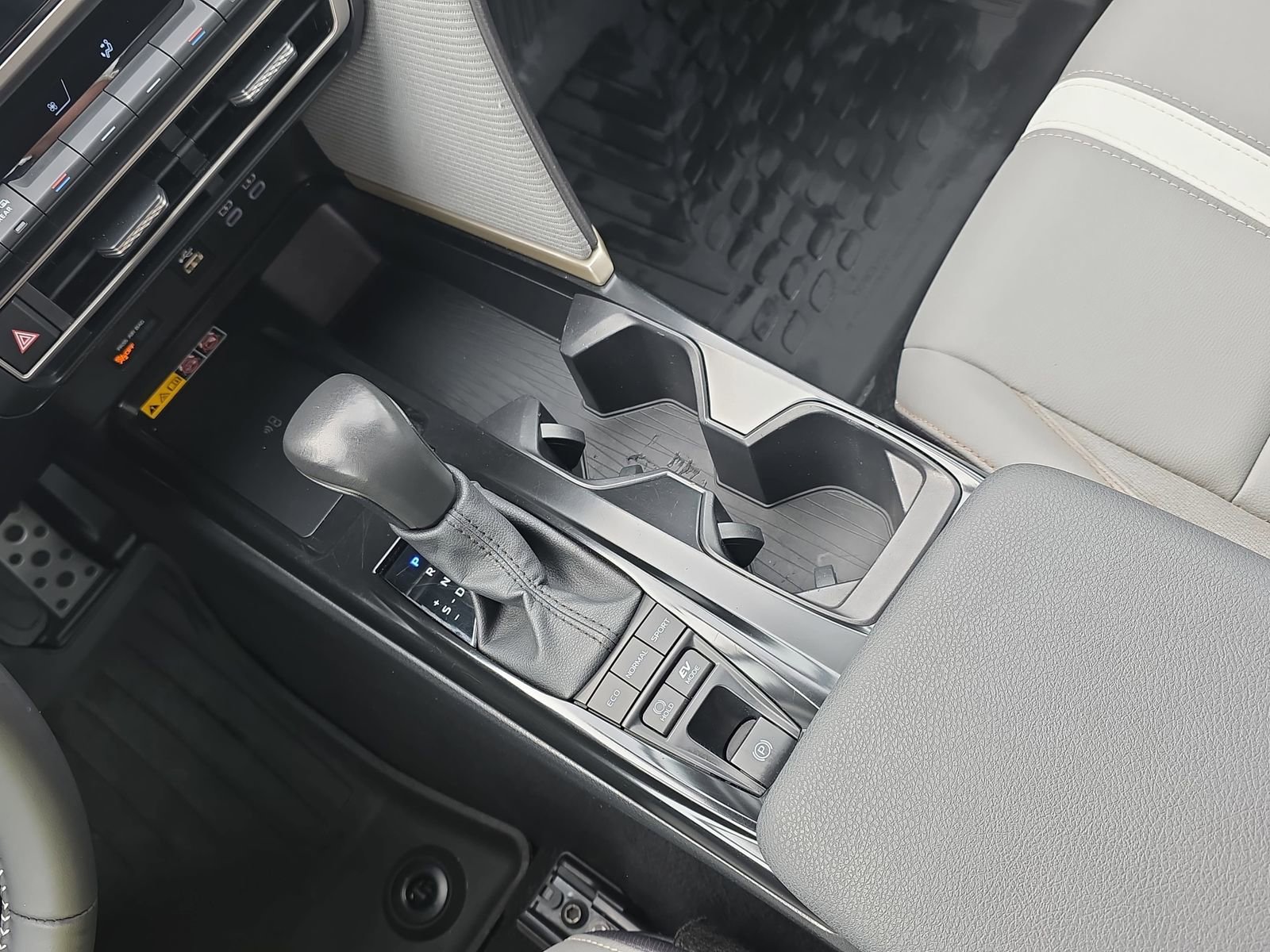 Used 2025 Toyota Camry SE w/ Multimedia Upgrade Package image 24