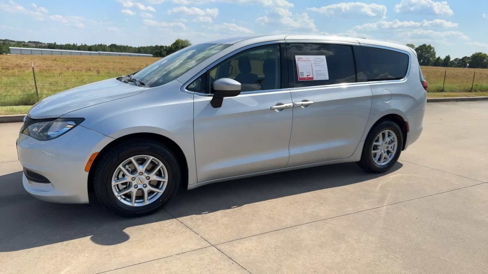 Used 2022 Chrysler Voyager LX FWD image 5