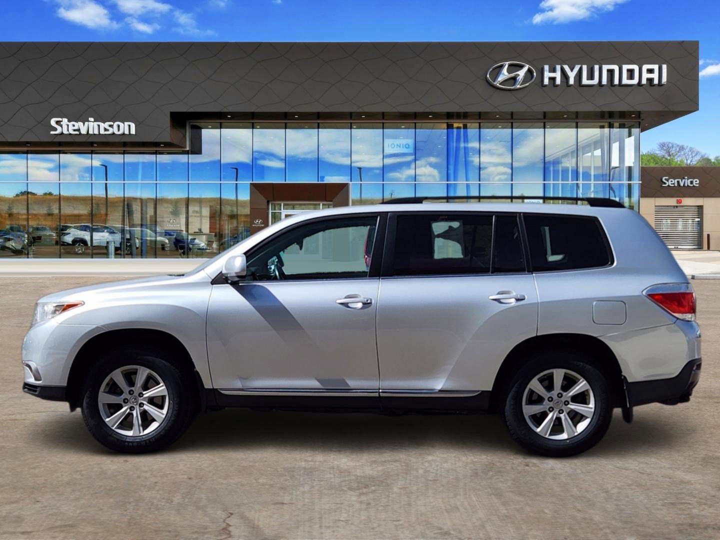 Used 2013 Toyota Highlander Plus image 2