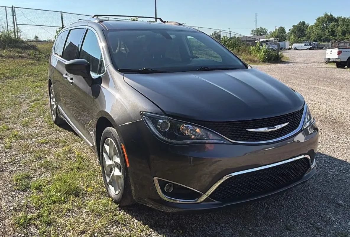 Used 2018 Chrysler Pacifica Touring-L w/ Tire & Wheel Group FWD image 4