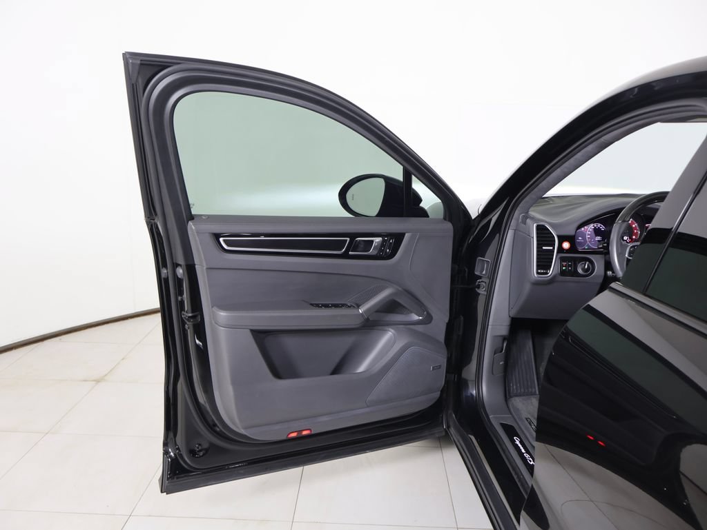 Certified 2023 Porsche Cayenne GTS w/ Premium Package Plus AWD/4WD image 27