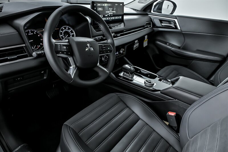 New 2025 Mitsubishi Outlander AWD image 12