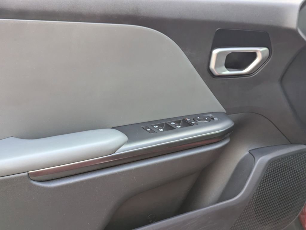 Used 2025 Kia K4 LXS image 11