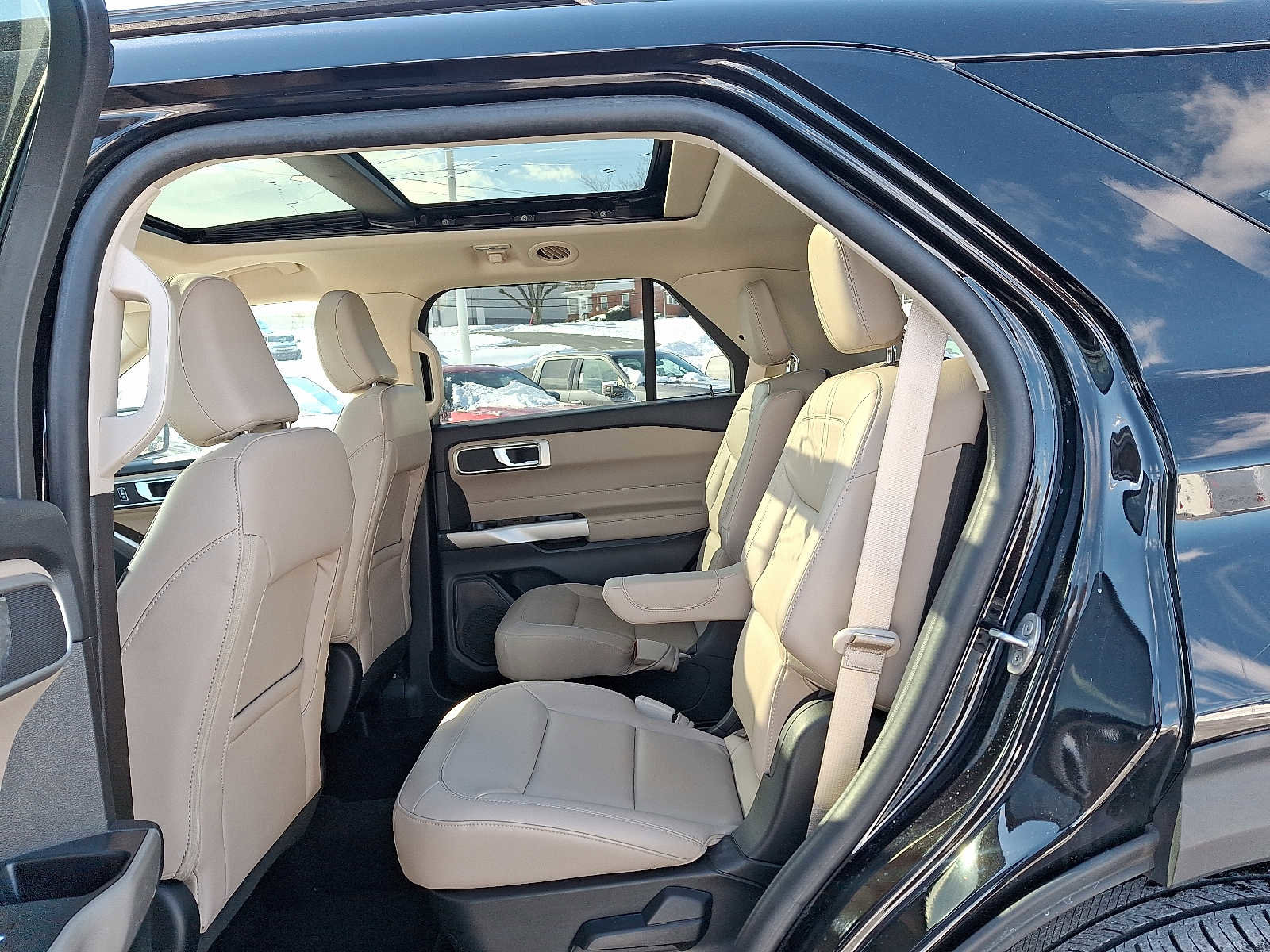 Certified 2022 Ford Explorer XLT w/ Equipment Group 202A image 10