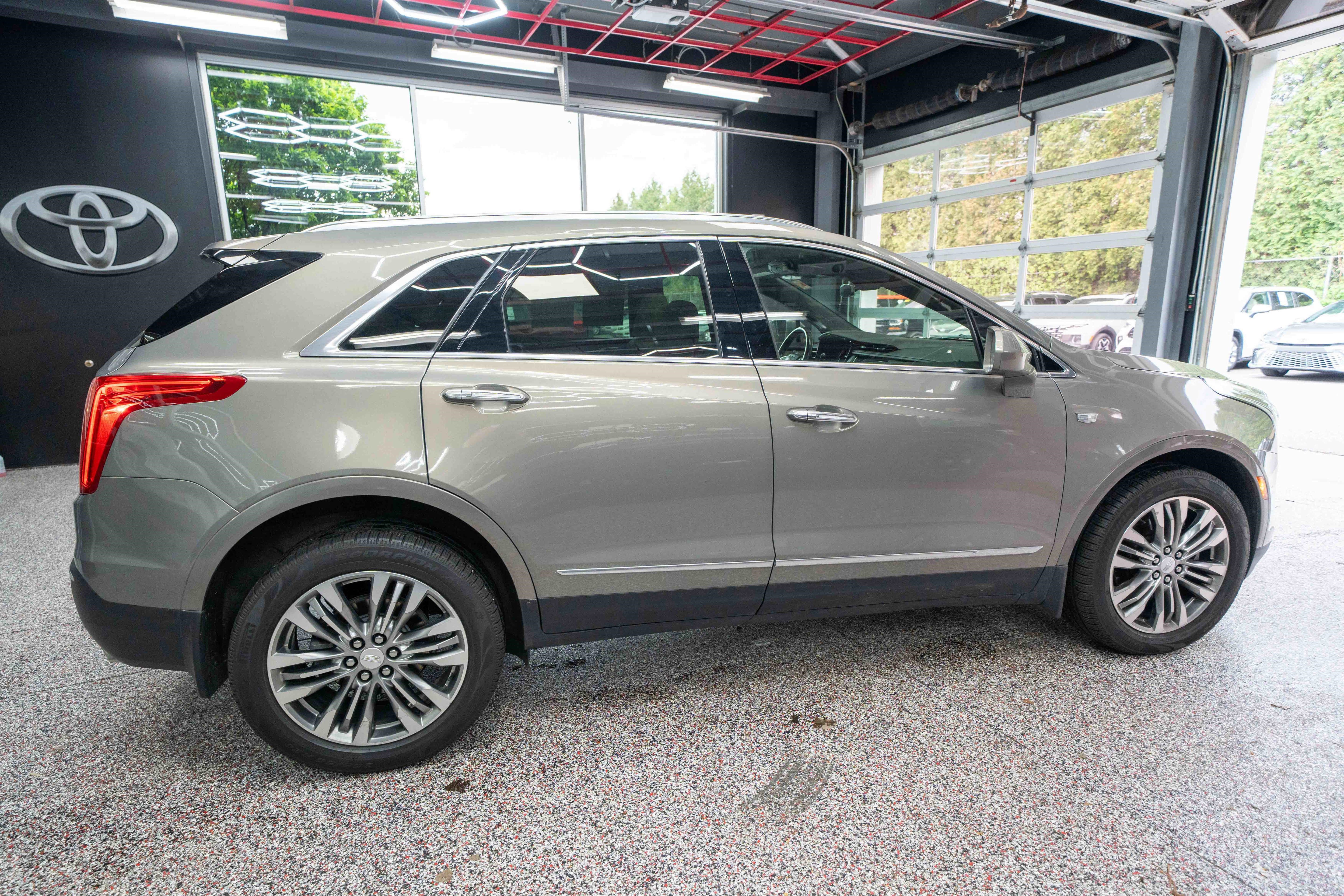 Used 2018 Cadillac XT5 Premium Luxury AWD/4WD image 4
