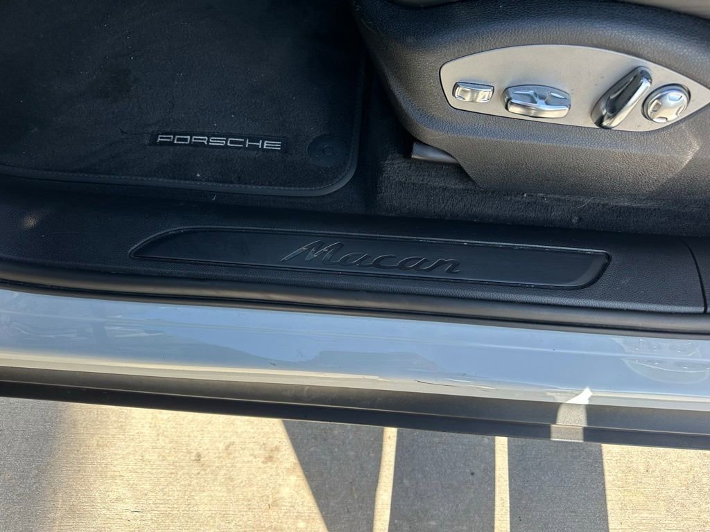 Certified 2023 Porsche Macan AWD/4WD image 23