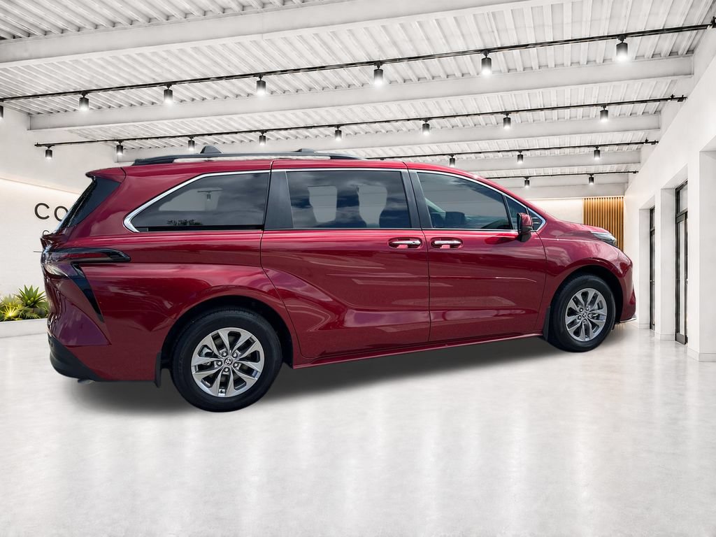 Used 2025 Toyota Sienna XLE FWD image 15