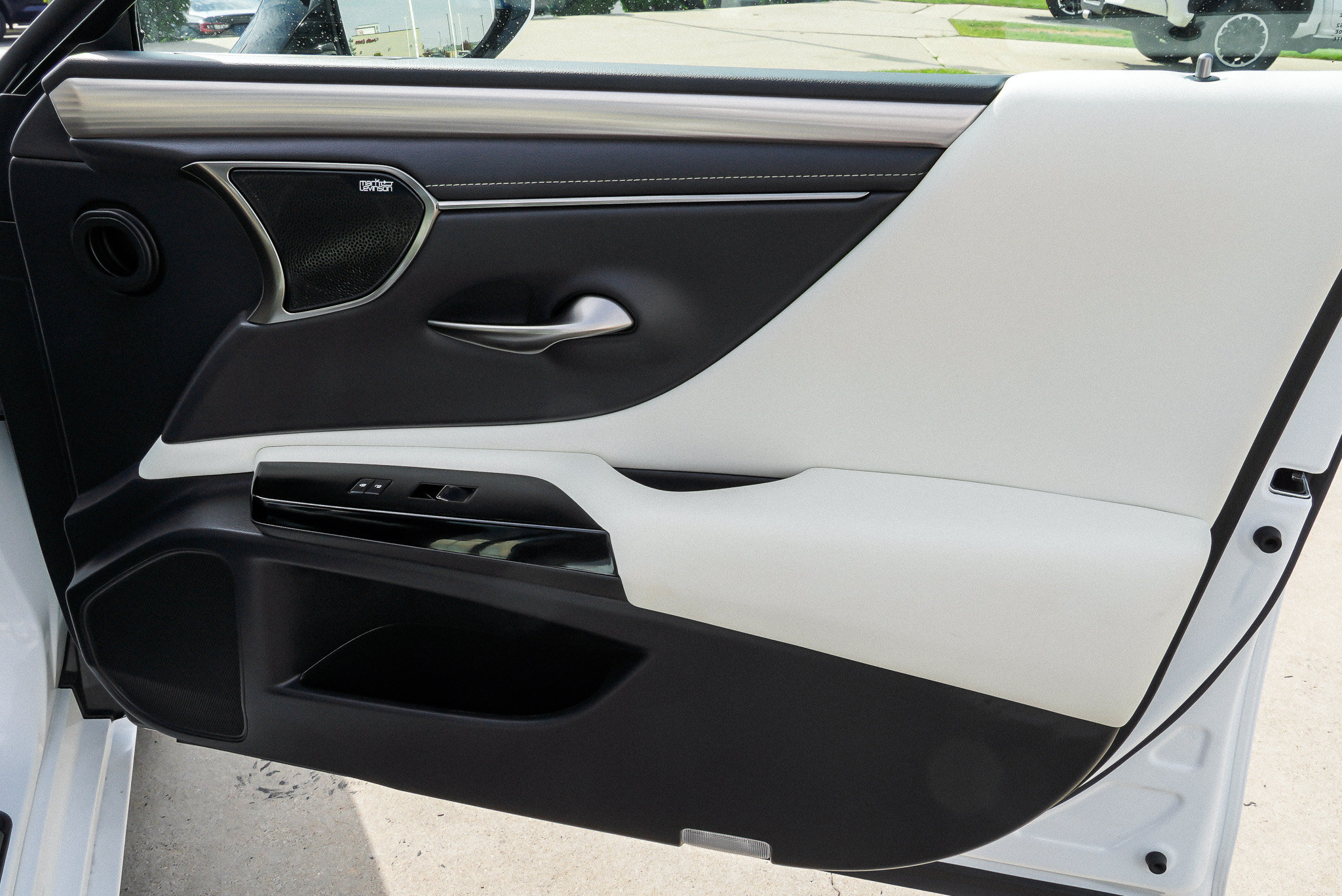 Used 2023 Lexus ES 350 F Sport w/ Accessory Package (Z2) FWD image 29