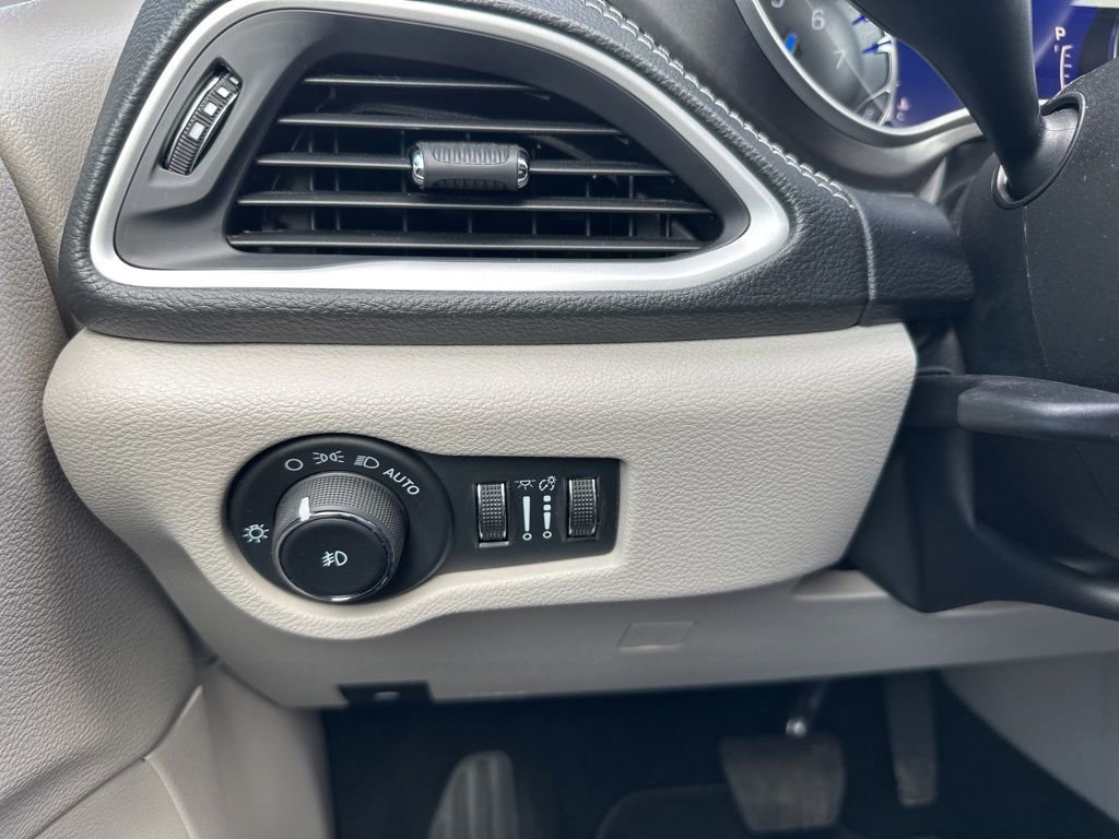 Used 2024 Chrysler Pacifica Touring-L image 20