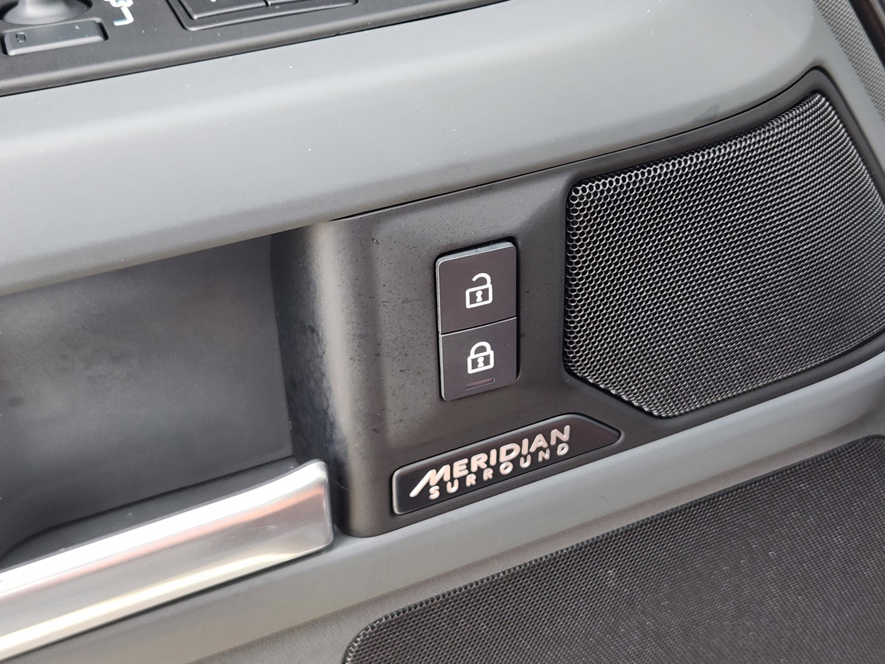 Certified 2025 Land Rover Defender 90 X-Dynamic SE image 23