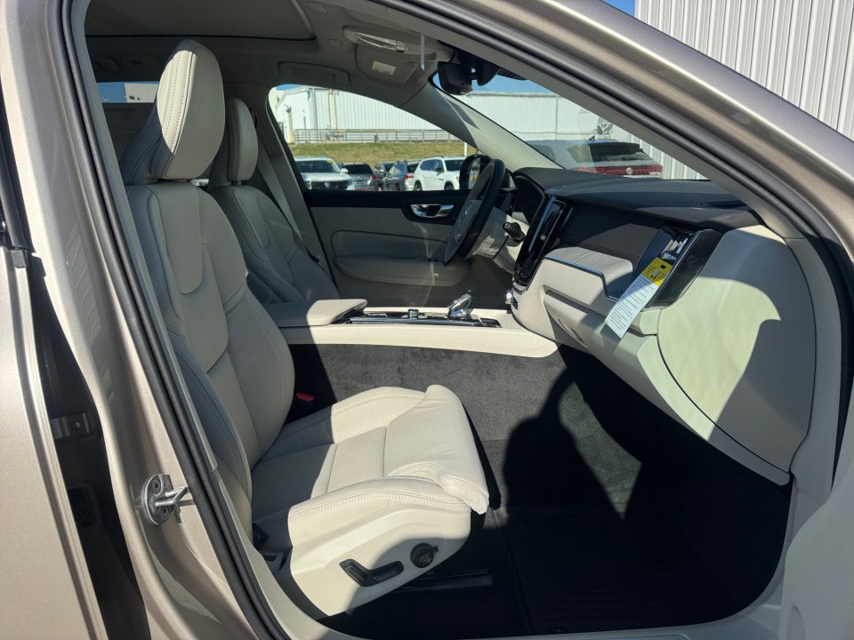 New 2025 Volvo XC60 B5 Ultra w/ Protection Package Premier image 22