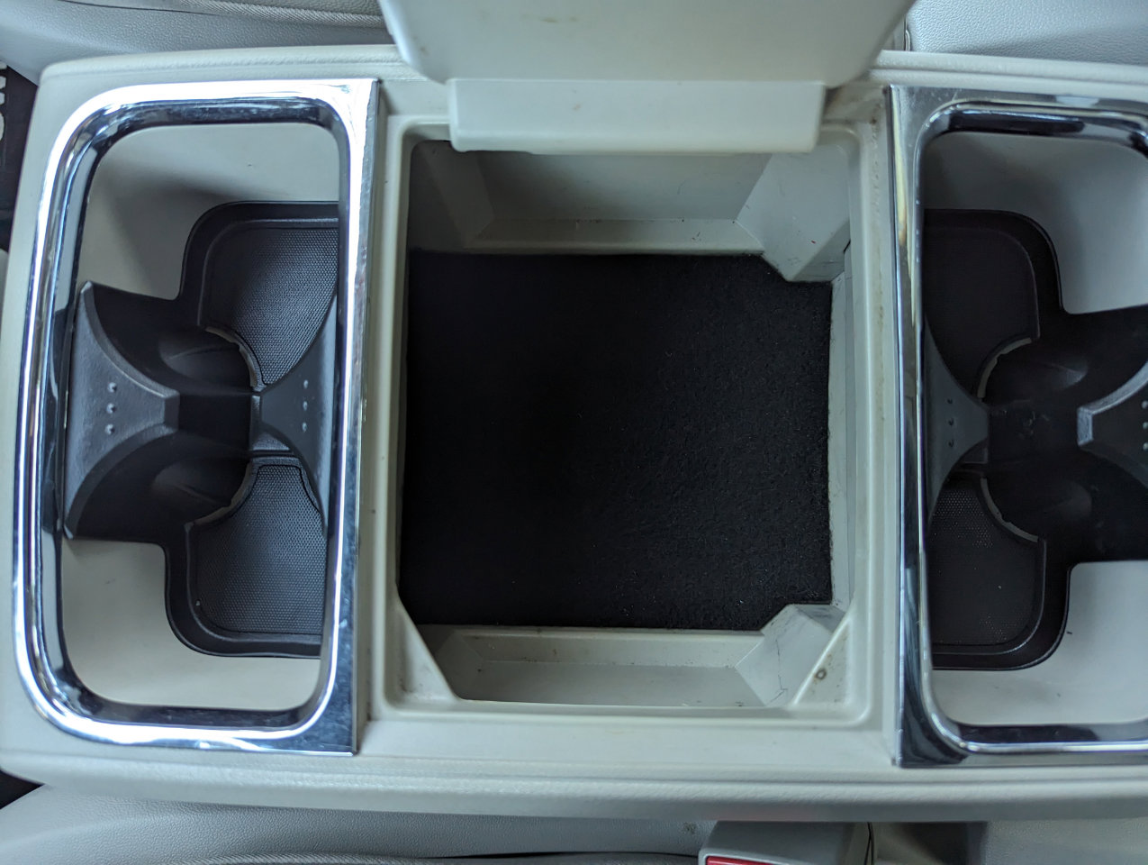 Used 2013 Chrysler Town & Country Touring image 28